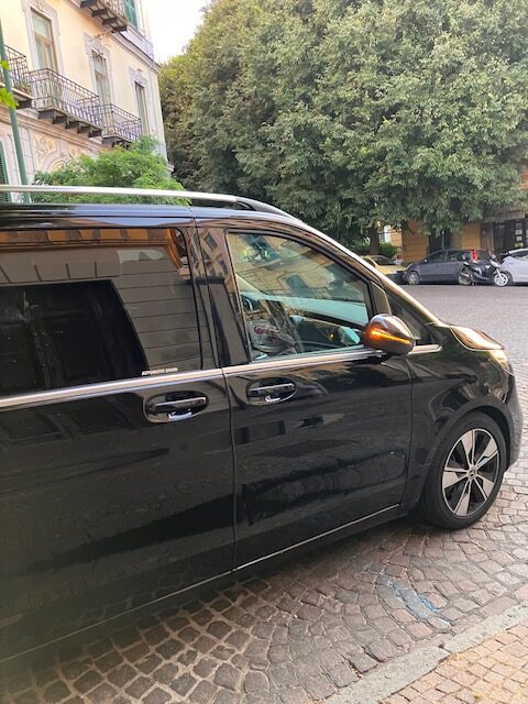 Foto della città di Napoli con alle spalle il Vesuvio